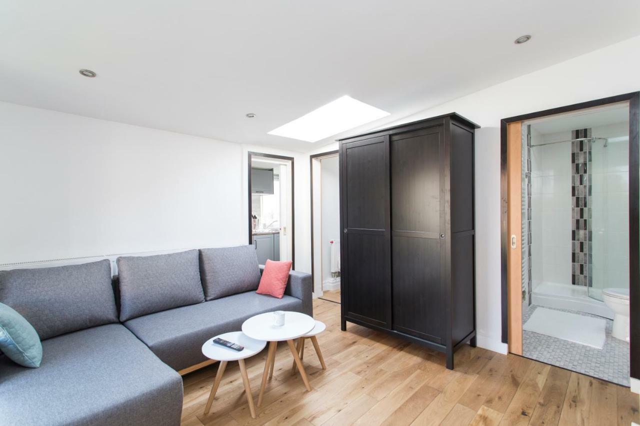 Villa Small House With Parking à Prague Extérieur photo